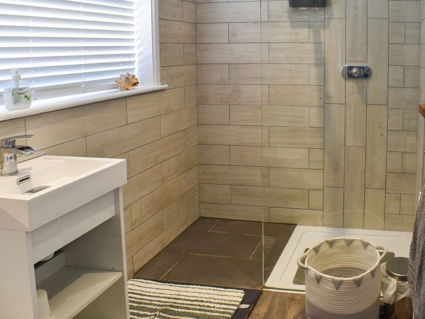 Shower room | Sunbury Cottage, Clanfield, near Petersfield