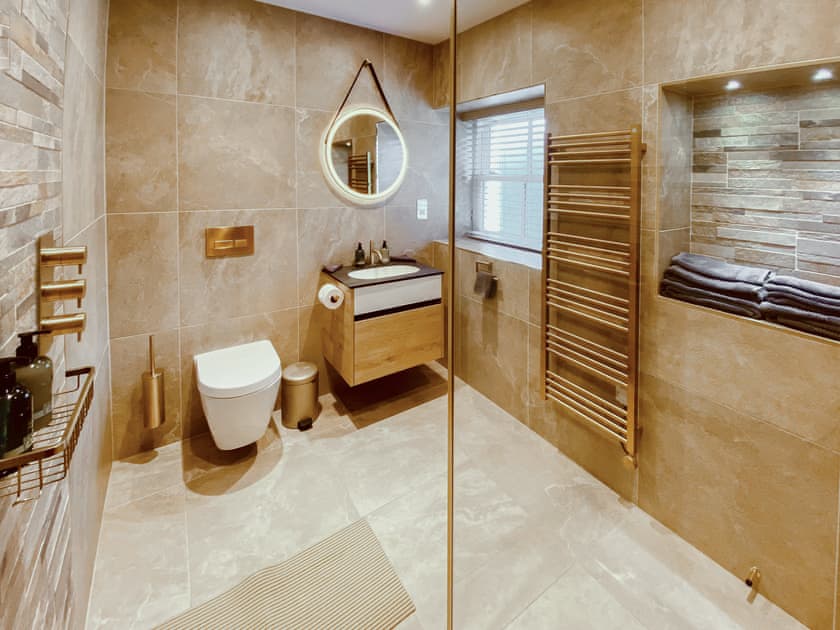 Shower room | Dragonfly Cottage - Ballavolley Cottages, Ballaugh