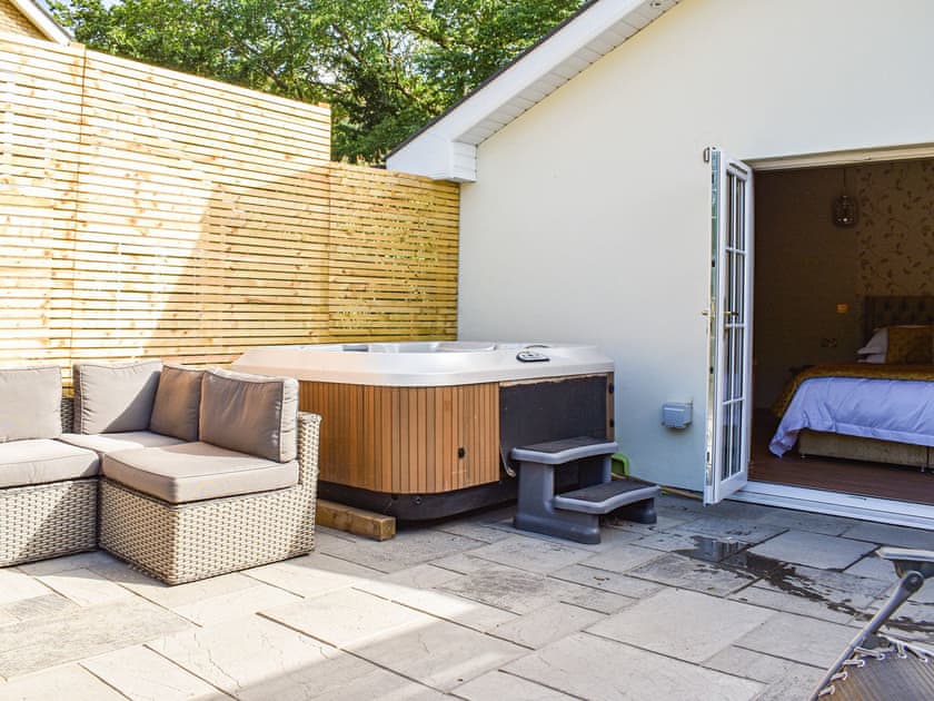 Hot tub | Dragonfly Cottage - Ballavolley Cottages, Ballaugh
