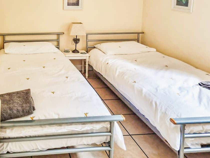 Twin bedroom | Holly Lodge, Bramerton