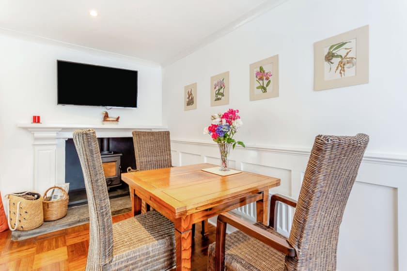 Living room/dining room | The Garden Flat Ardullie - Ardullie Holidays, Dingwall