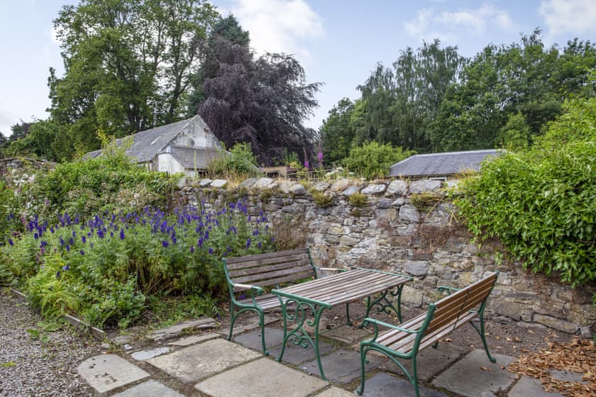 Sitting-out-area | The Garden Flat Ardullie - Ardullie Holidays, Dingwall