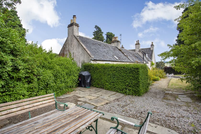 Sitting-out-area | The Garden Flat Ardullie - Ardullie Holidays, Dingwall