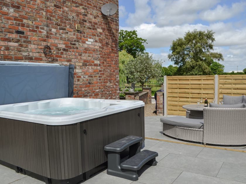 Hot tub | Mulberry Cottage - Brian’s Barns, Skerne, near Driffield