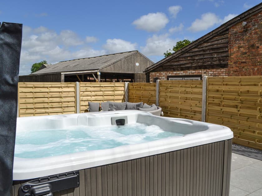 Hot tub | Mulberry Cottage - Brian’s Barns, Skerne, near Driffield