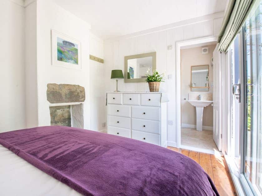 King size bed | Bay Tree, Crackington Haven