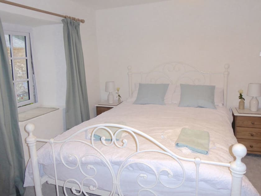Kingsize bed - main bedroom  | Churchtown Cottage, Cubert