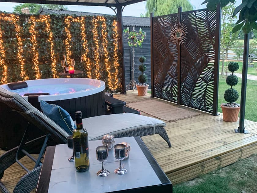 Hot tub | Holly’s Hidden Hideaway - Lower Farm Lodges, Chart Sutton, near Maidstone