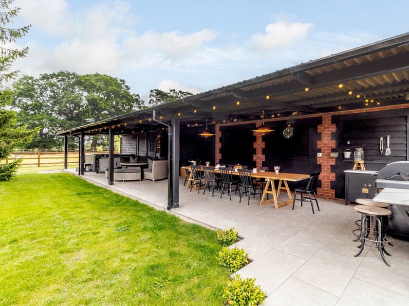 Outdoor area | Walnut Tree Barn, Barnham