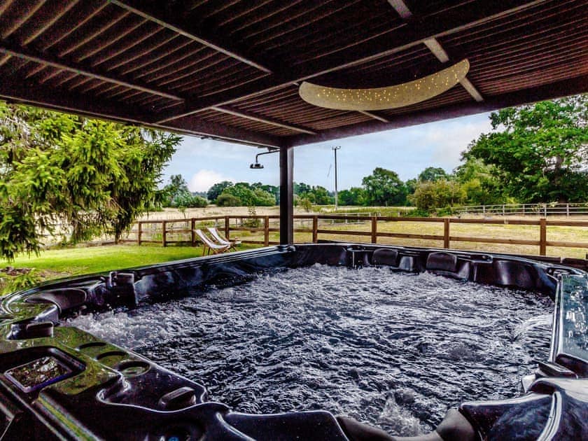 Hot tub | Walnut Tree Barn, Barnham