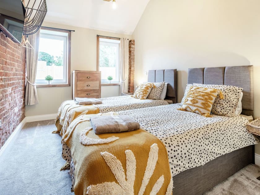 Twin bedroom | Cattle Crush Cottage - Brian’s Barns, Skerne, near Driffield