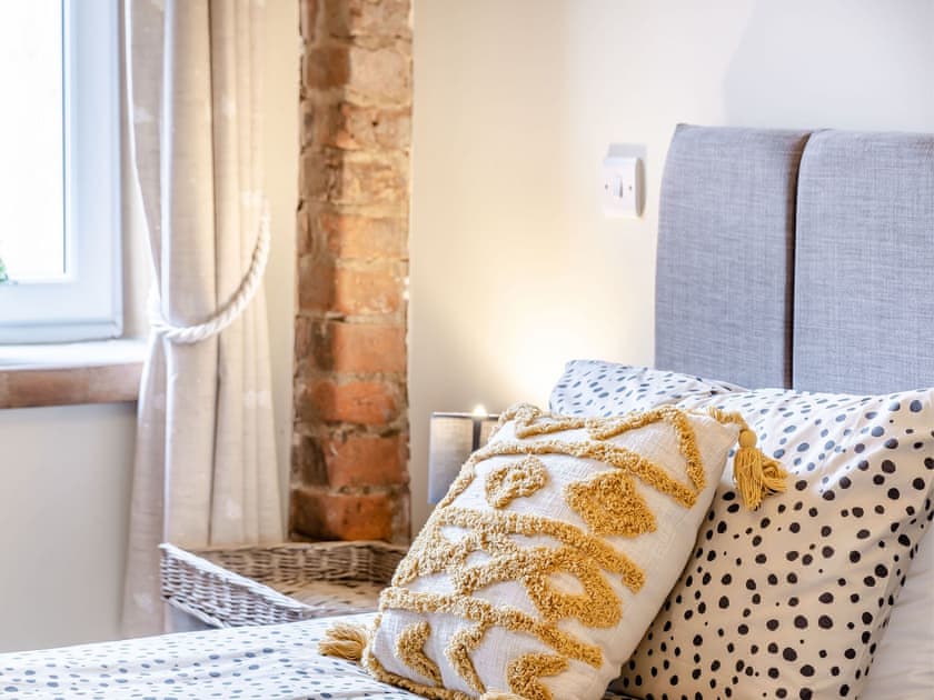 Twin bedroom | Cattle Crush Cottage - Brian’s Barns, Skerne, near Driffield