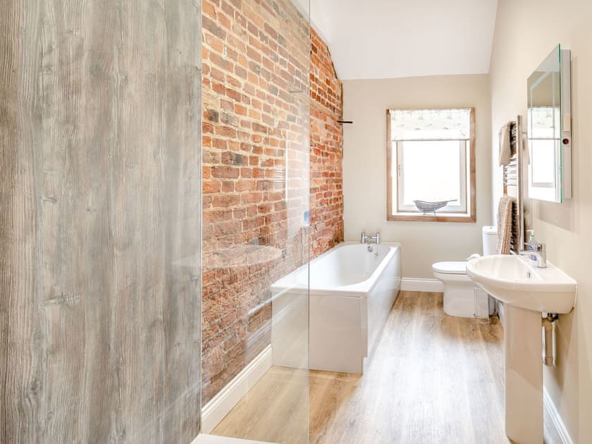Bathroom | Cattle Crush Cottage - Brian’s Barns, Skerne, near Driffield