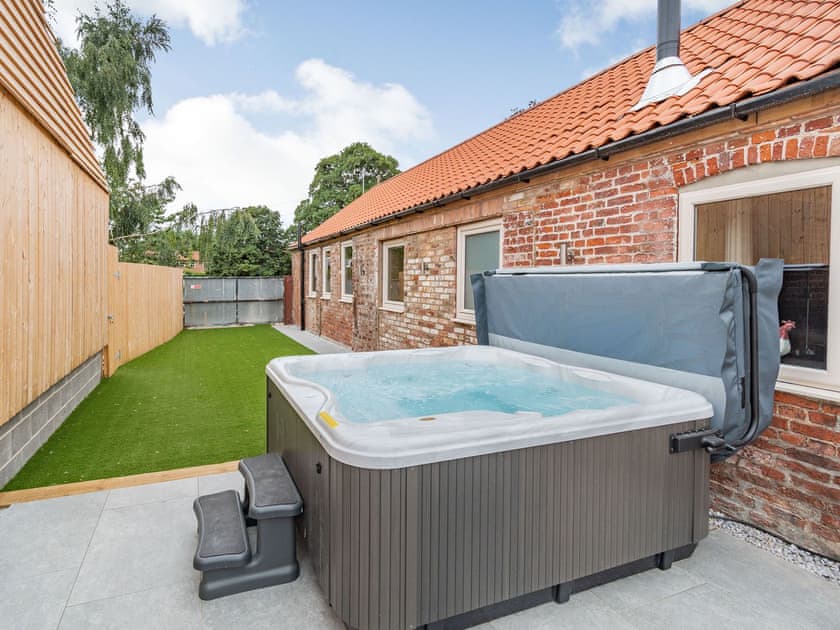 Hot tub | Cattle Crush Cottage - Brian’s Barns, Skerne, near Driffield
