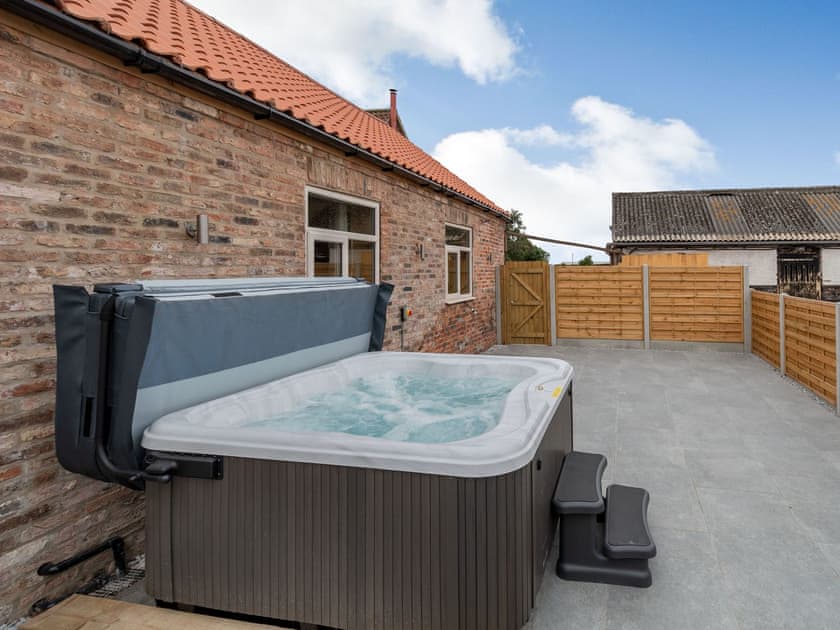 Hot tub | Dip Tub Den - Brian’s Barns, Skerne, near Driffield