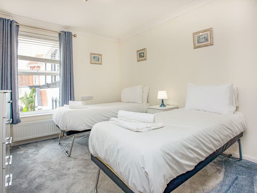 Twin bedroom | Flower Pot House - Broadshade Holiday Apartments, Paignton