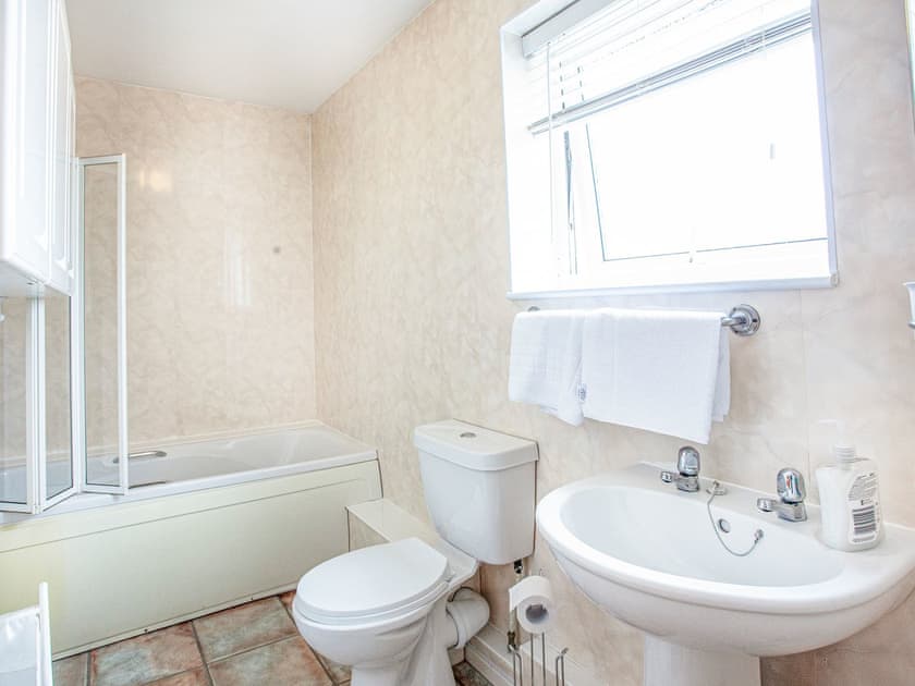 Bathroom | Flower Pot House - Broadshade Holiday Apartments, Paignton