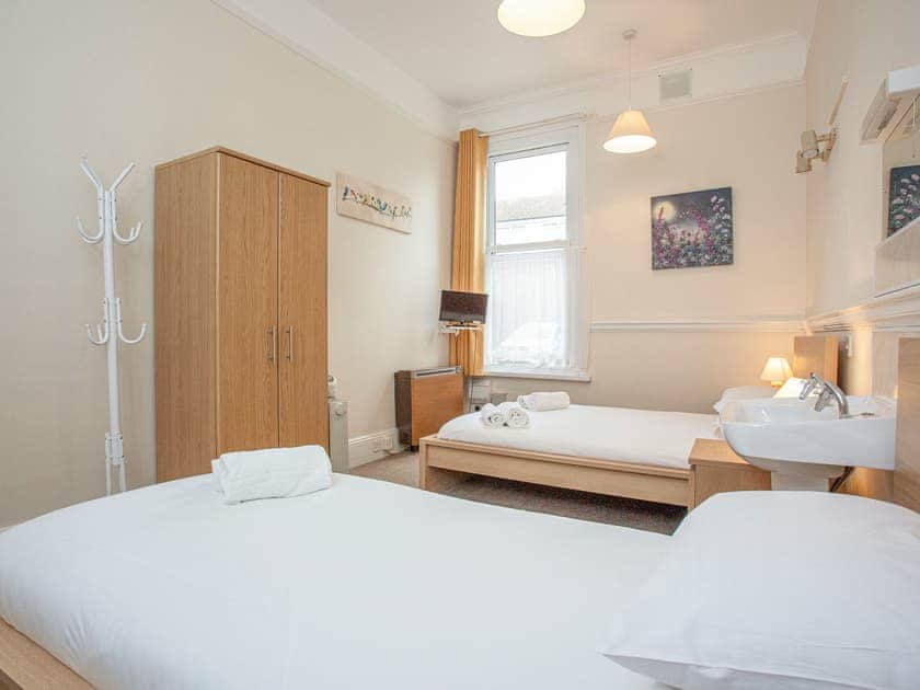 Twin bedroom | Apartment Three - Broadshade Holiday Apartments, Paignton