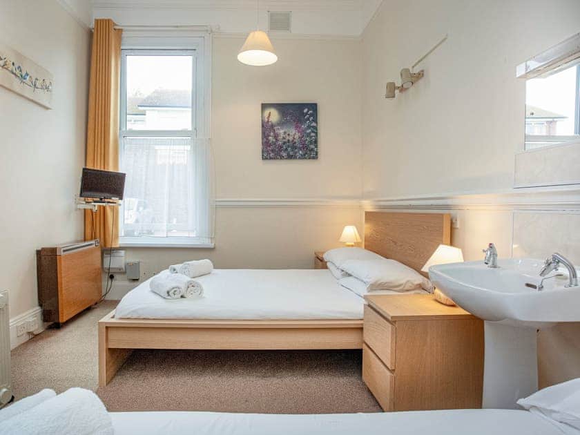 Twin bedroom | Apartment Three - Broadshade Holiday Apartments, Paignton