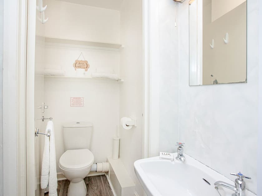 Bathroom | Apartment Ten - Broadshade Holiday Apartments, Paignton