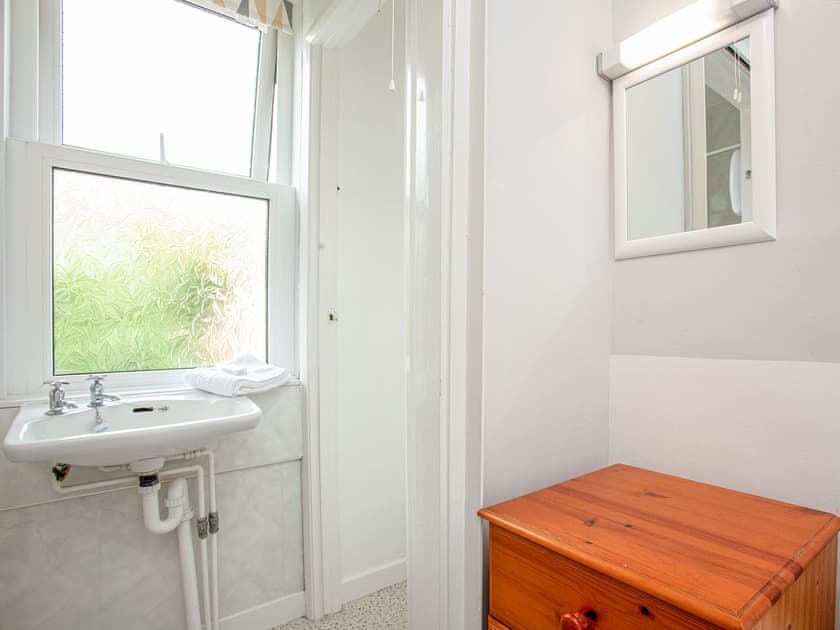 Bathroom | Apartment Eleven - Broadshade Holiday Apartments, Paignton