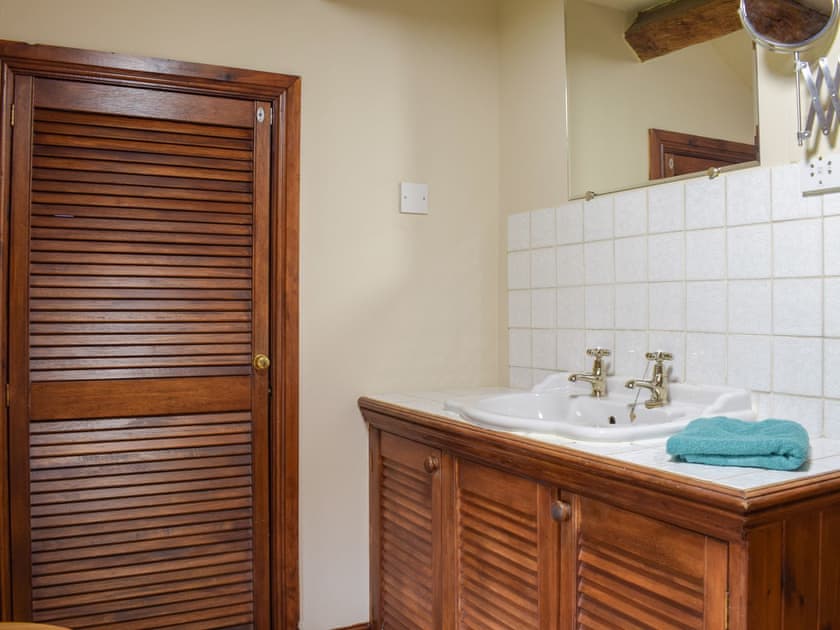 Bathroom | Ysgubor Hir, Trefeglwys, near Llanidloes