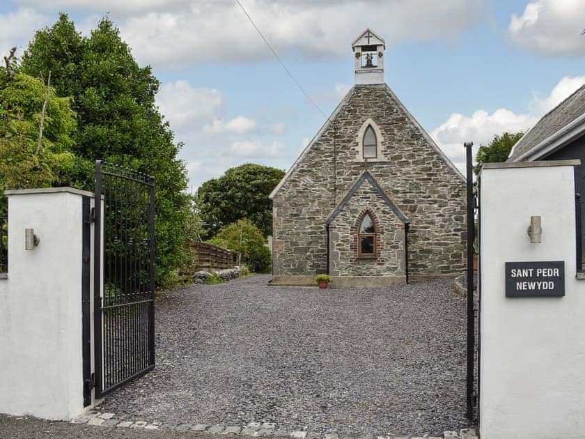 Exterior | Sant Pedr, Amlwch