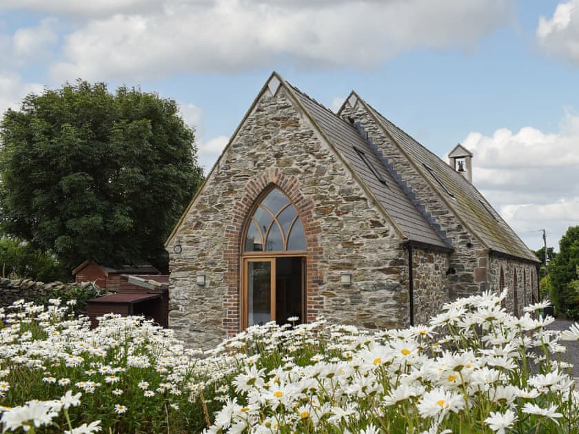 Exterior | Sant Pedr, Amlwch