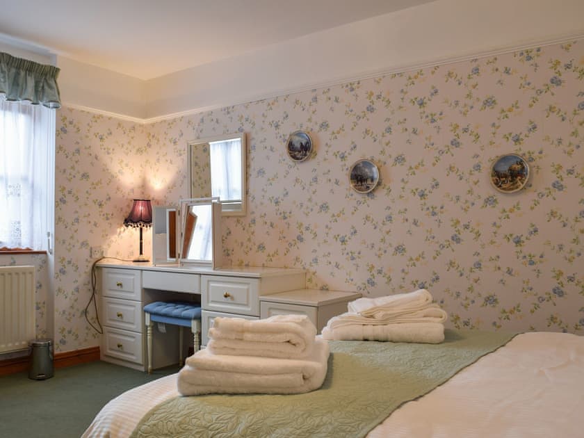 Double bedroom | Glossoms Lodge, Thorpe Arnold