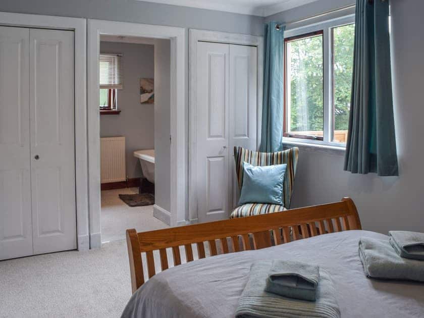 Ground floor master bedroom | Tamarchan Lodge, Ballachulish