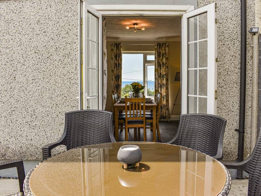 Sitting-out-area | Bryn Derwen, Harlech