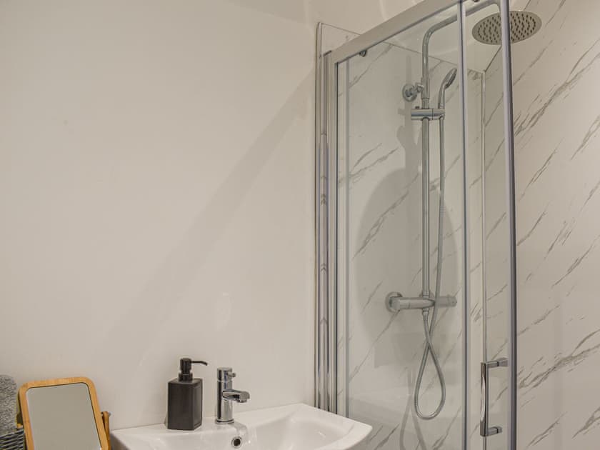 Shower room | Bryn Derwen, Harlech
