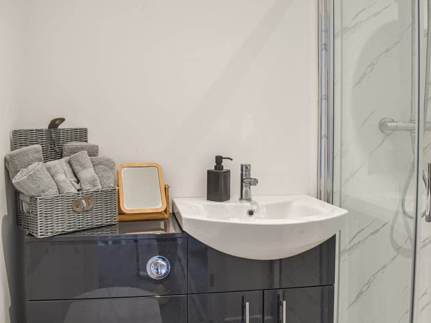 Shower room | Bryn Derwen, Harlech