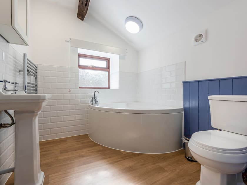 Bathroom | The Barnhouse - Hawes Brown Moor Cottages, Hawes