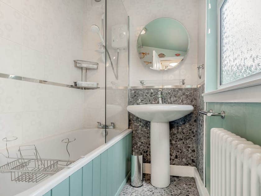 Bathroom | The Merry Gull, Whitby