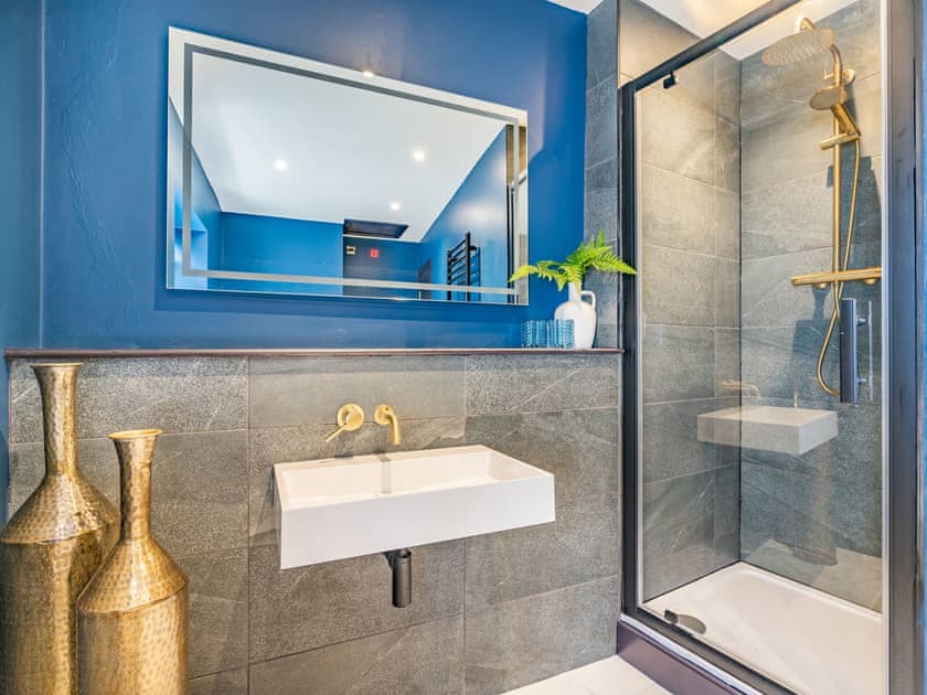Bathroom with roll top bath and separate shower  | Millgate Fosse Cottage, Richmond