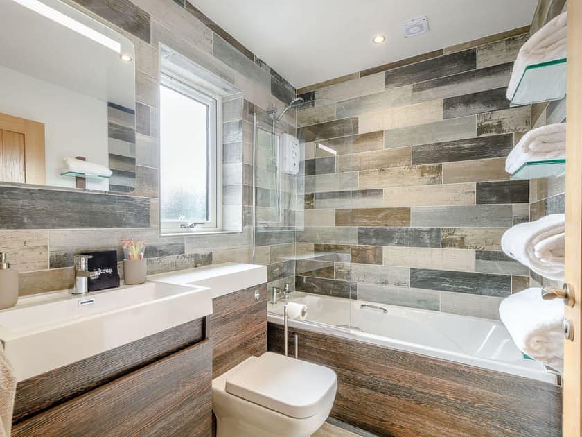 Bathroom | Appletree Lodge, Ayr
