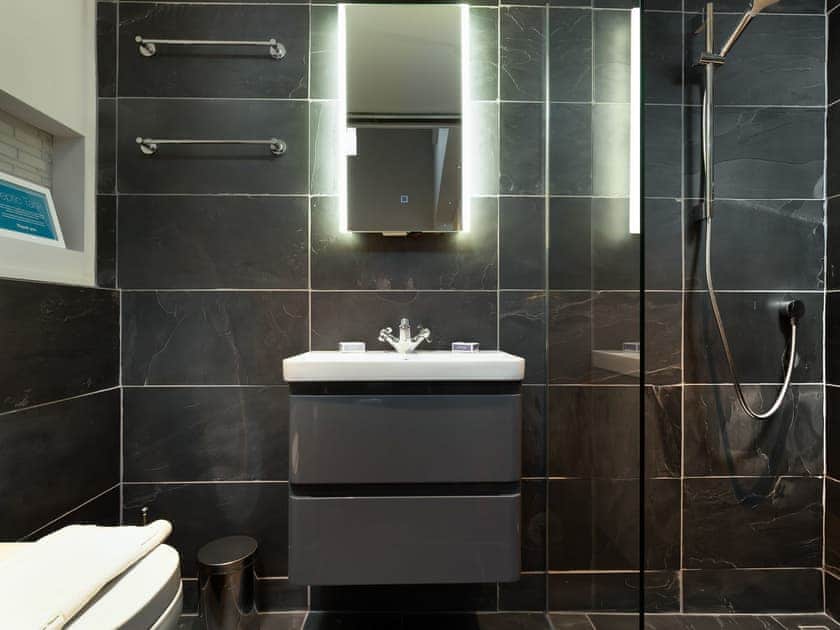 En-suite | The Doocot @ East Neuk Orchards - Self Catering @ East Neuk Orchards, Pittenweem, near Anstruther