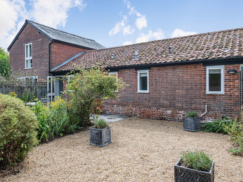 Outdoor area | Coachman’s Cottage - Yaxley Manor Cottages, Yaxley near Eye