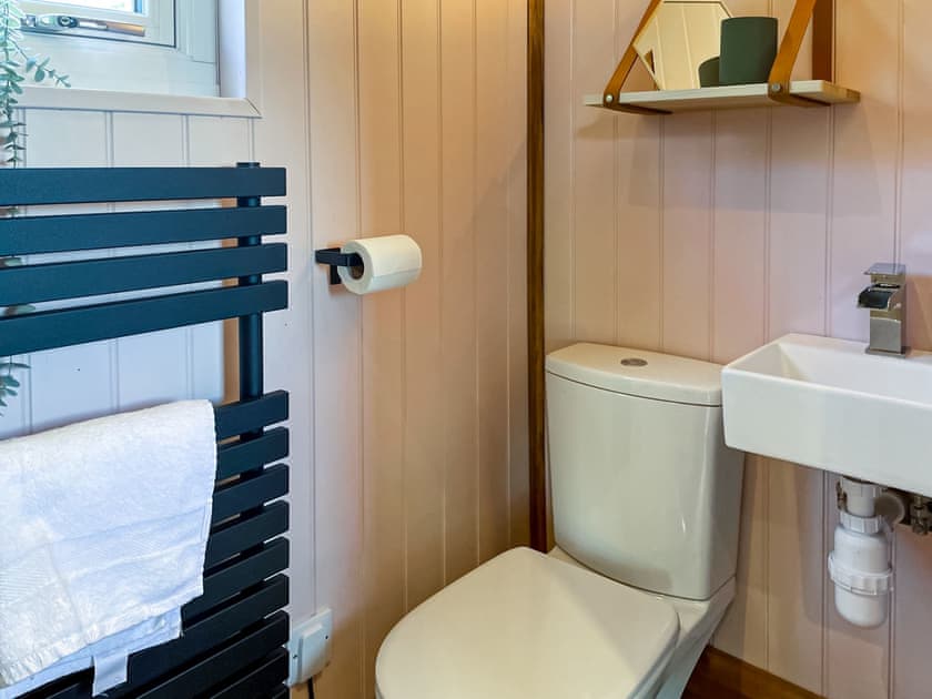 Shower room | Forget-Me-Not - Meadows Huts, Parwich, near Ashbourne