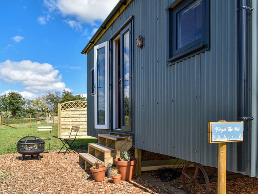 Sitting-out-area | Forget-Me-Not - Meadows Huts, Parwich, near Ashbourne