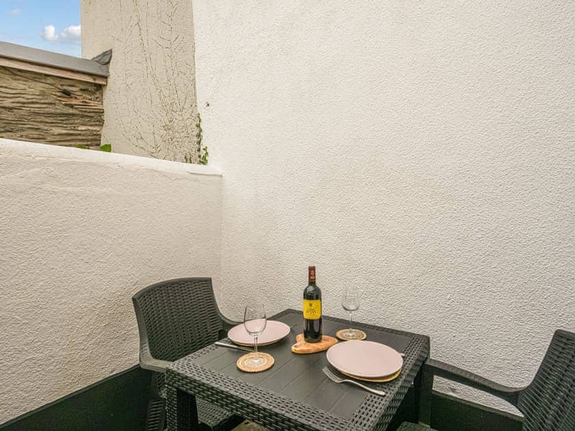 Sitting-out-area | Bwthyn Llys (Machynlleth Old Court House), Machynlleth