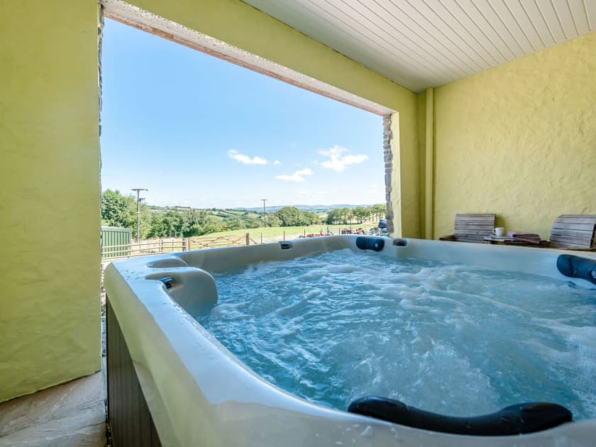 Hot tub | Penceunant - Brynllin Holiday Cottages, Bwlch-Llan, near Aberaeron
