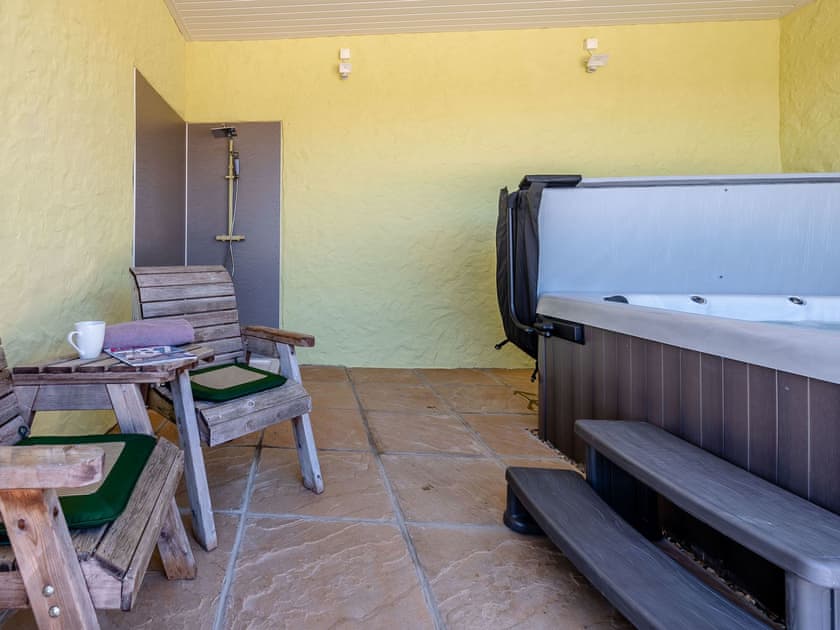 Hot tub | Penceunant - Brynllin Holiday Cottages, Bwlch-Llan, near Aberaeron