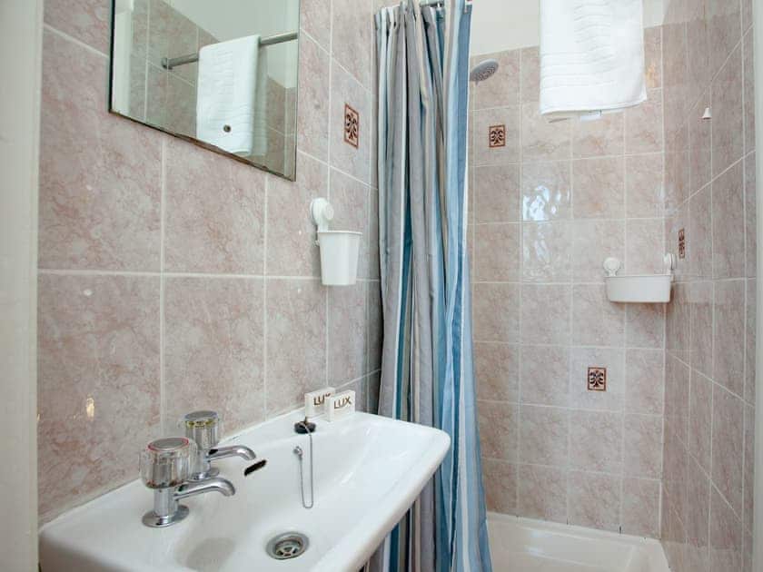 Shower room | Apartment Seven - Broadshade Holiday Apartments, Paignton