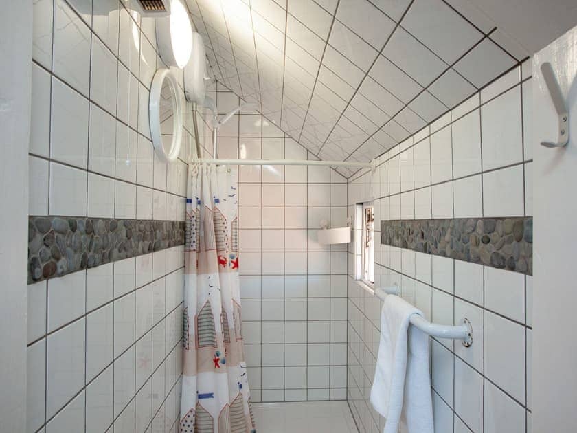Shower room | Apartment Twelve - Broadshade Holiday Apartments, Paignton