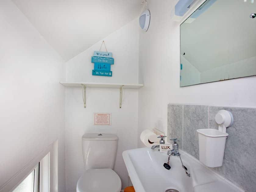 Shower room | Apartment Twelve - Broadshade Holiday Apartments, Paignton