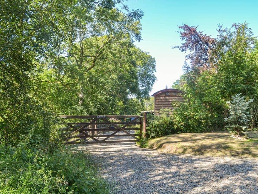 Setting | Herdwick Hut, Llanddeusant, near Llangadog