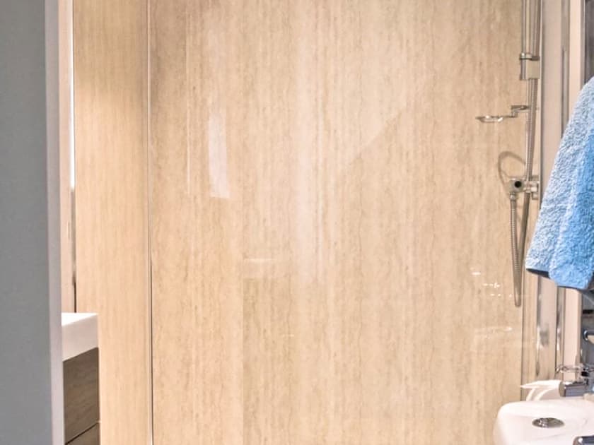En-suite shower rooms | The Groom’s Cottage - Roddenloft, Mauchline
