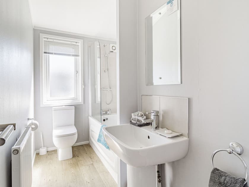 Bathroom | Carnoustie Lodge, Tydd St Giles